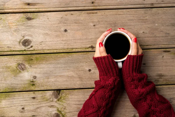 Mãos Femininas Camisola Quente Segurando Xícara Café — Fotografia de Stock