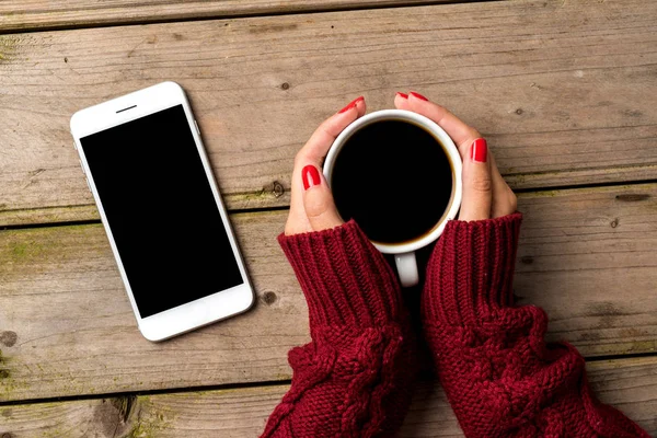 Manos Femeninas Suéter Caliente Sosteniendo Taza Café — Foto de Stock