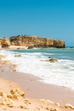Güzel kumsallara ve turkuaz Okyanusu.