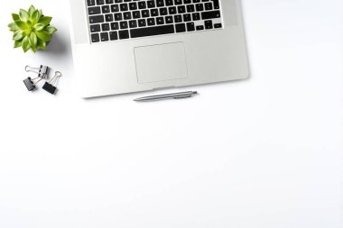Beyaz arka plan üzerinde iş amaçlı aksesuarları