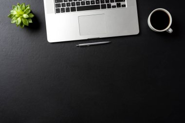 Zarif siyah office masaüstü dizüstü bilgisayar ve aksesuarları. Kopya alanı