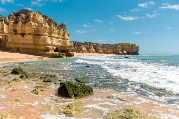 Güzel kumsallara ve turkuaz Okyanusu.