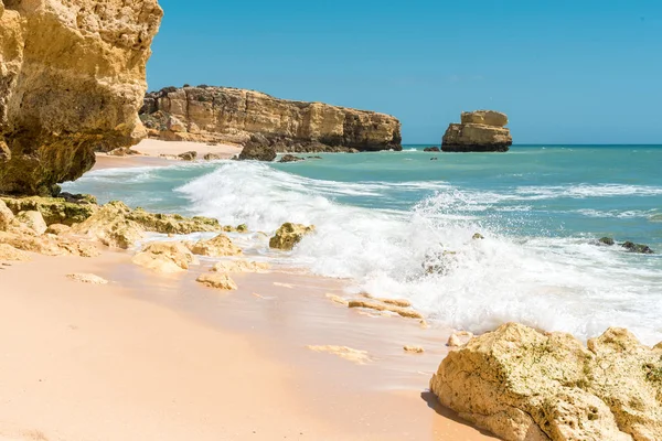 Güzel kumsallara ve turkuaz Okyanusu.