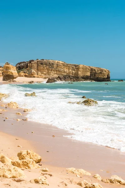 Güzel kumsallara ve turkuaz Okyanusu.