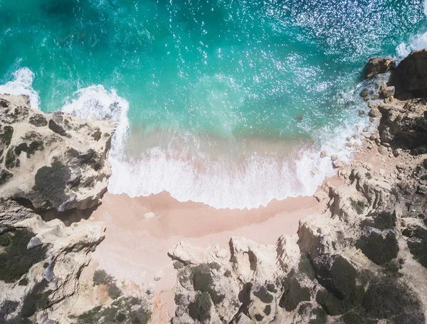 Tropikal kumlu plaj, uçurumlar ve okyanus havadan görünümü.