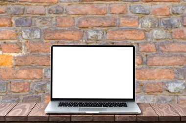 Boş beyaz ekran ile modern dizüstü bilgisayar