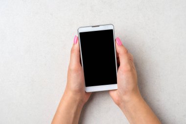 Beyaz akıllı telefon kullanan kadın. Yakın çekim