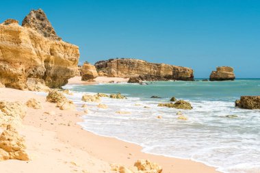 Güzel kumsalları, Turkuaz okyanus ve mavi gökyüzü