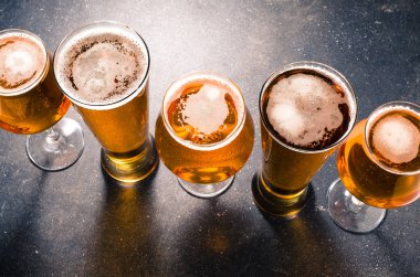 Karanlık masada bira gözlük. Üstten görünüm