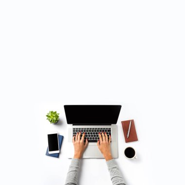 Bilgisayarlı ve aksesuarlı ofis masaüstü