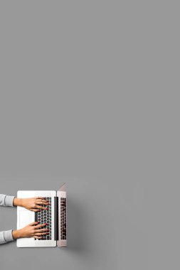 Office arka plan ile dizüstü bilgisayarda çalışan kadın. Üstten görünüm