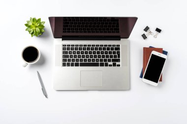 Bilgisayarlı ve aksesuarlı ofis masaüstü