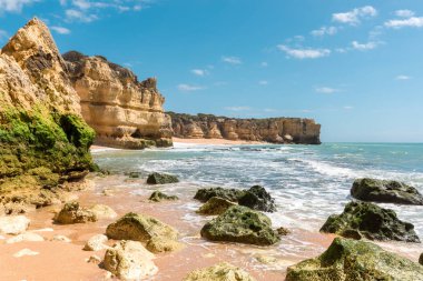 Güzel kumsalları, Turkuaz okyanus ve mavi gökyüzü