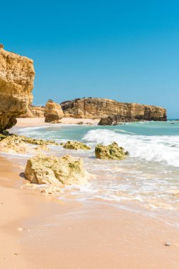 Güzel kumsalları, Turkuaz okyanus ve mavi gökyüzü