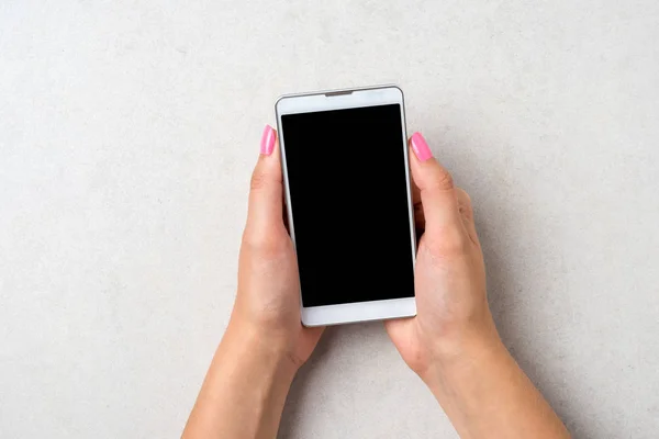 Mujer Usando Teléfono Inteligente Blanco Cerca — Foto de Stock