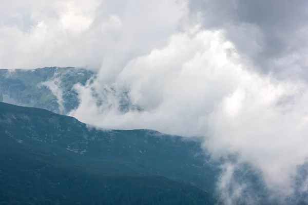Montanhas Cercadas Por Nuvens Fechar — Fotografia de Stock