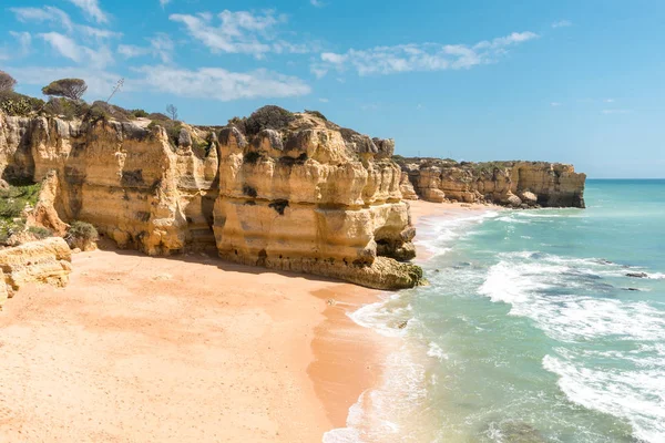 Güzel kumsalları, Turkuaz okyanus ve mavi gökyüzü