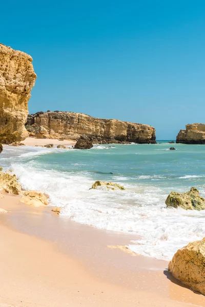 Güzel kumsalları, Turkuaz okyanus ve mavi gökyüzü