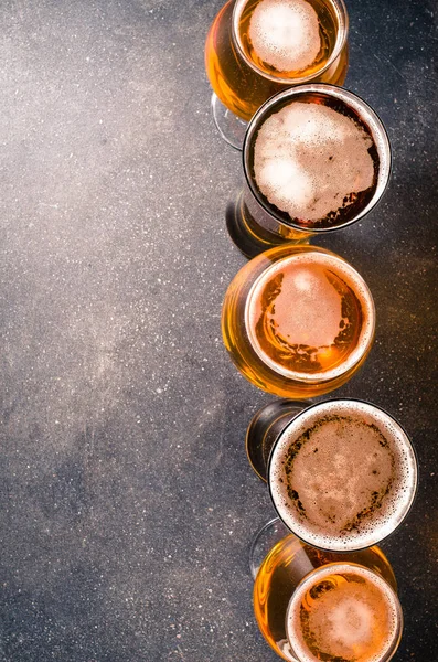 Karanlık masada bira gözlük. Üstten görünüm