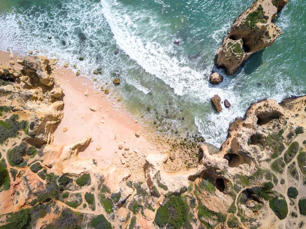 Tropikal kumlu plaj ve okyanus turkuaz su ile havadan görünümü.