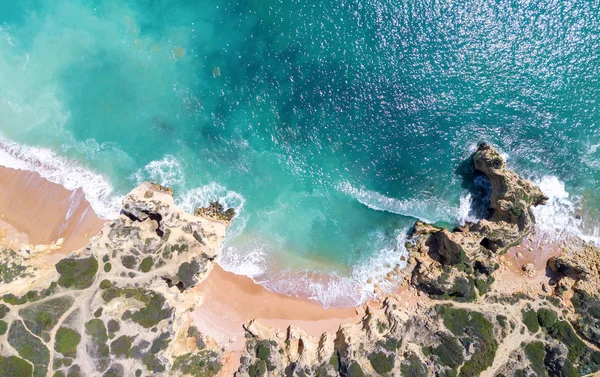 Tropikal kumlu plaj ve okyanus turkuaz su ile havadan görünümü.