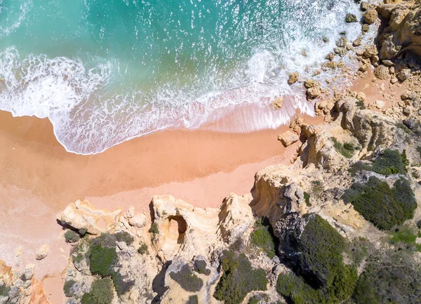 Tropikal kumlu plaj ve okyanus turkuaz su ile havadan görünümü.
