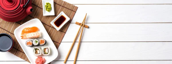 Sushi Mit Roter Teekanne Und Essstäbchen Ansicht Von Oben — Stockfoto