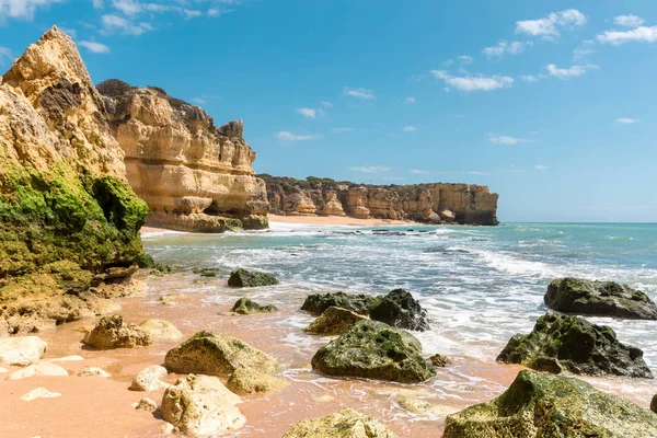 Güzel kumsalları, Turkuaz okyanus ve mavi gökyüzü