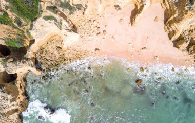 Tropikal kumlu plaj ve okyanus turkuaz su ile havadan görünümü.