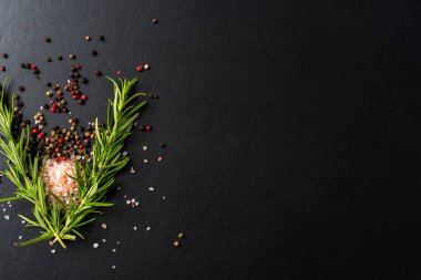 Taze ot ve baharat ile gıda arka plan