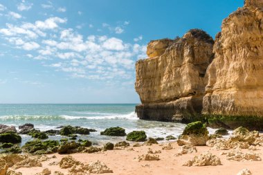 Güzel kumsalları, Turkuaz okyanus ve mavi gökyüzü