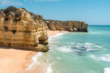 Güzel kumsalları, Turkuaz okyanus ve mavi gökyüzü