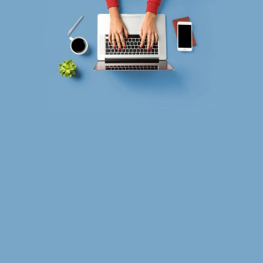 Office masaüstü ile laptop ve kopya alanınızda çalışan kadın