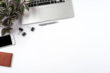 Office Masaüstü modern dizüstü bilgisayar ve aksesuarları. Üstten görünüm