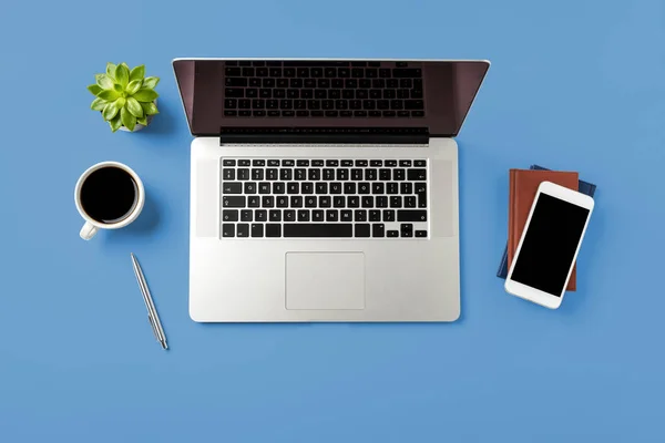 Schreibtisch Büro Mit Laptop Und Zubehör Unternehmenshintergrund — Stockfoto