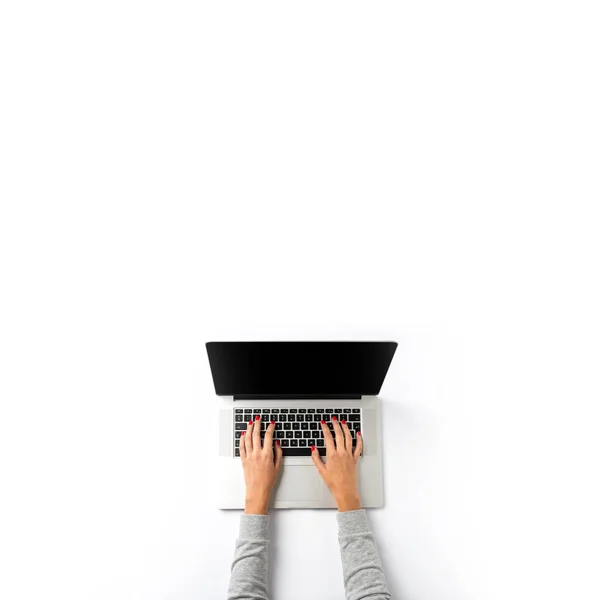 在白色背景的笔记本电脑上工作的妇女 — 图库照片