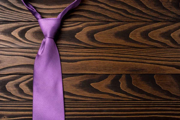 Фіолетова Краватка Старому Дерев Яному Столі Крупним Планом — стокове фото