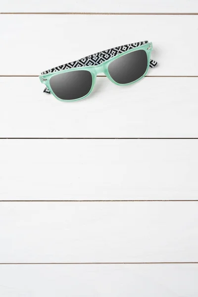 Sonnenbrille Auf Weißem Holztisch Nahaufnahme — Stockfoto