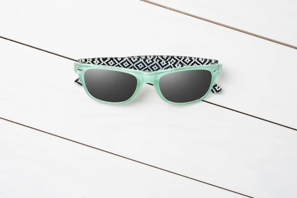 Sonnenbrille Auf Weißem Holztisch Nahaufnahme — Stockfoto