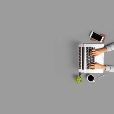 Dizüstü bilgisayarda çalışan kadın havai çekim.