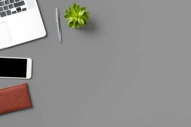 Office Masaüstü modern dizüstü bilgisayar ve aksesuarları