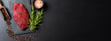 Ham sığır eti biftek otlar ve baharatlar ile. Yakın çekim