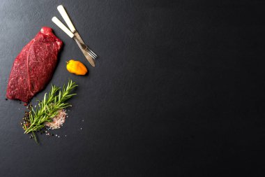 Ham sığır eti biftek otlar ve baharatlar ile. Yakın çekim