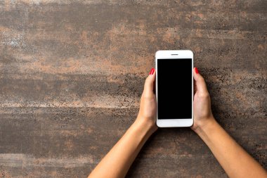 Beyaz akıllı telefon kullanan kadın. Yakın çekim
