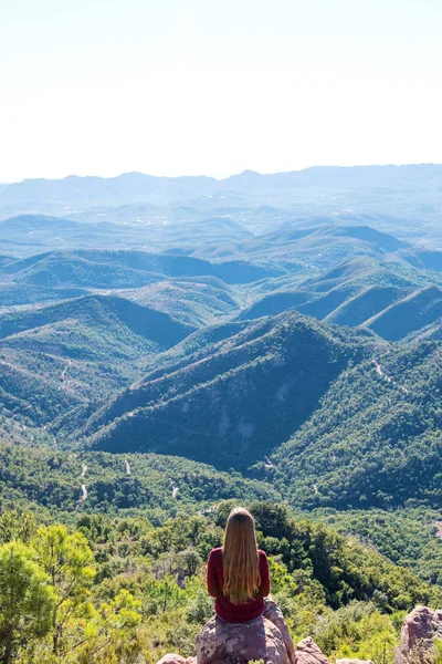 Mulher Olhando Para Montanhas — Fotografia de Stock