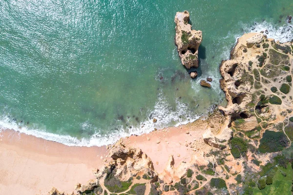 Tropikal kumlu plaj ve okyanus turkuaz su ile havadan görünümü.