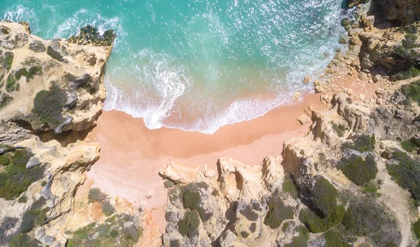 Tropikal kumlu plaj ve okyanus turkuaz su ile havadan görünümü.