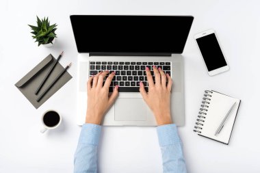 Dizüstü bilgisayarda çalışan kadın. Yakın çekim