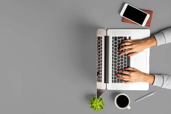 Frau Arbeitet Laptop — Stockfoto