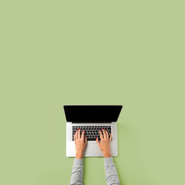 Dizüstü bilgisayarda çalışan kadın. Üstten görünüm